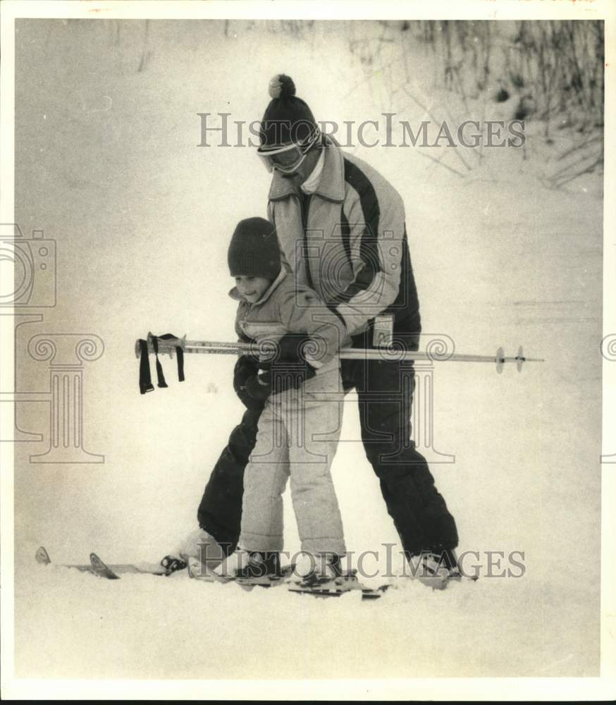 1985 Press Photo New York-Frank Leonardi and son skiing on Labrador Mountain.- Historic Images