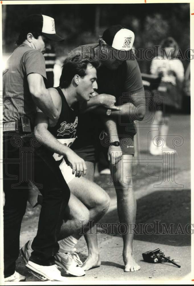 1989 Press Photo Charlie Stebbing Collapses From Heat Exhaustion in Auburn- Historic Images