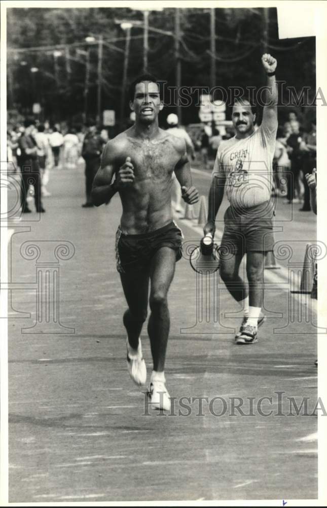 1989 Press Photo Benny McIntosh Comes in First in Running of Great Race, Auburn- Historic Images