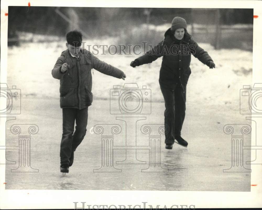 1986 Press Photo Diantha Pratt and son, Brian Sbate skate at Union Springs Park- Historic Images