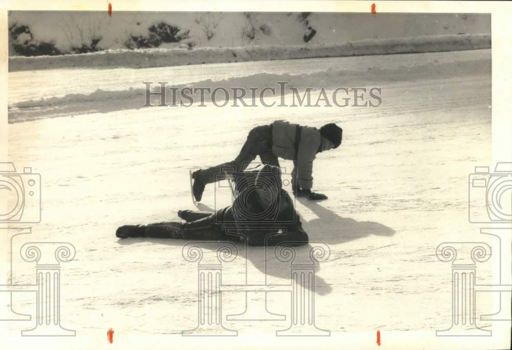 1985 Press Photo Ice Skaters Kyle and Keith Johnson at Sherrill Park - sya67486- Historic Images