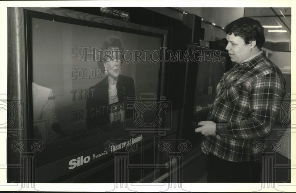 1991 Press Photo James Brezicky Looks at Televisions at Silo&#39;s Store - sya67548- Historic Images