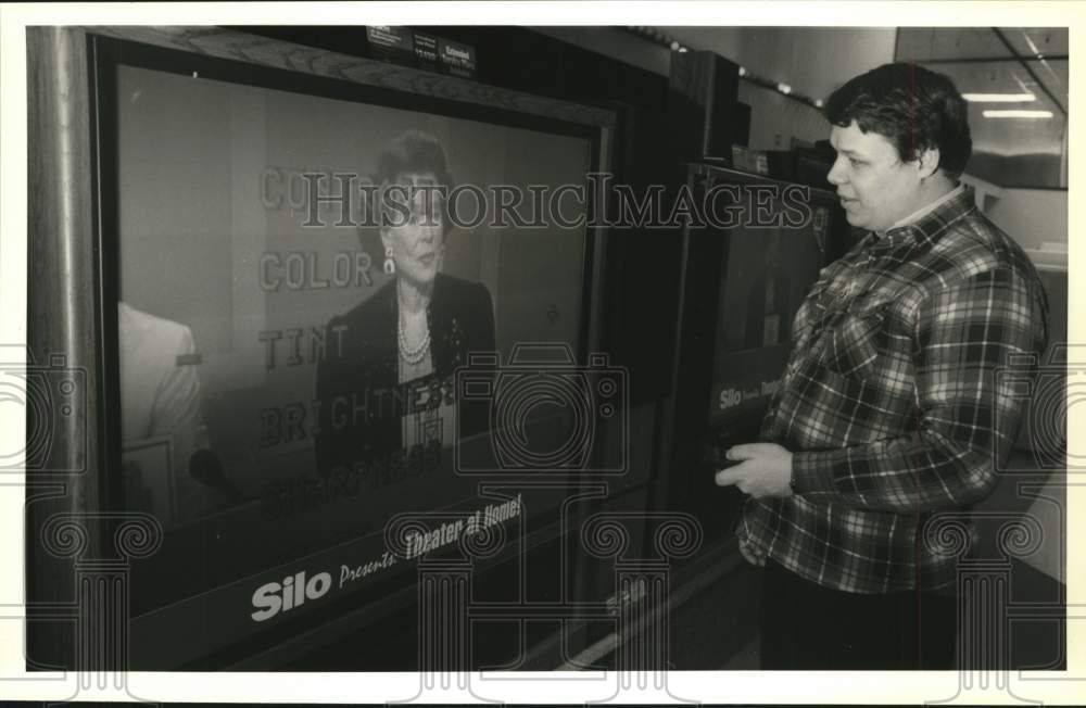 1991 Press Photo James Brezicky Looks at Televisions at Silo's Store - sya67548- Historic Images