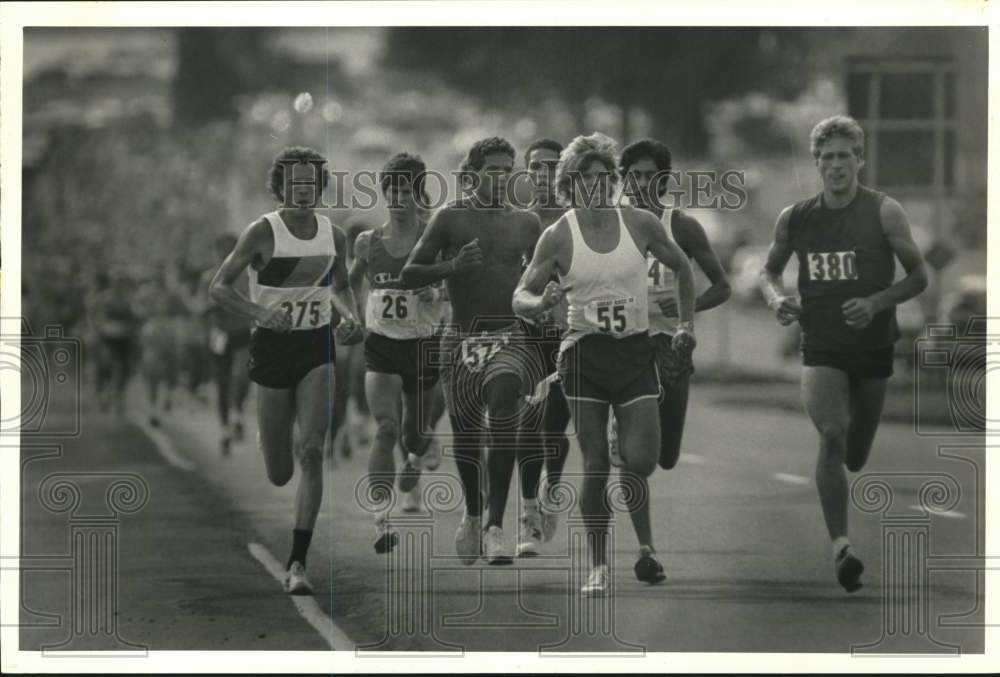 1986 Press Photo Runners Compete in Great Race on Route 38 in Auburn - sya67654- Historic Images