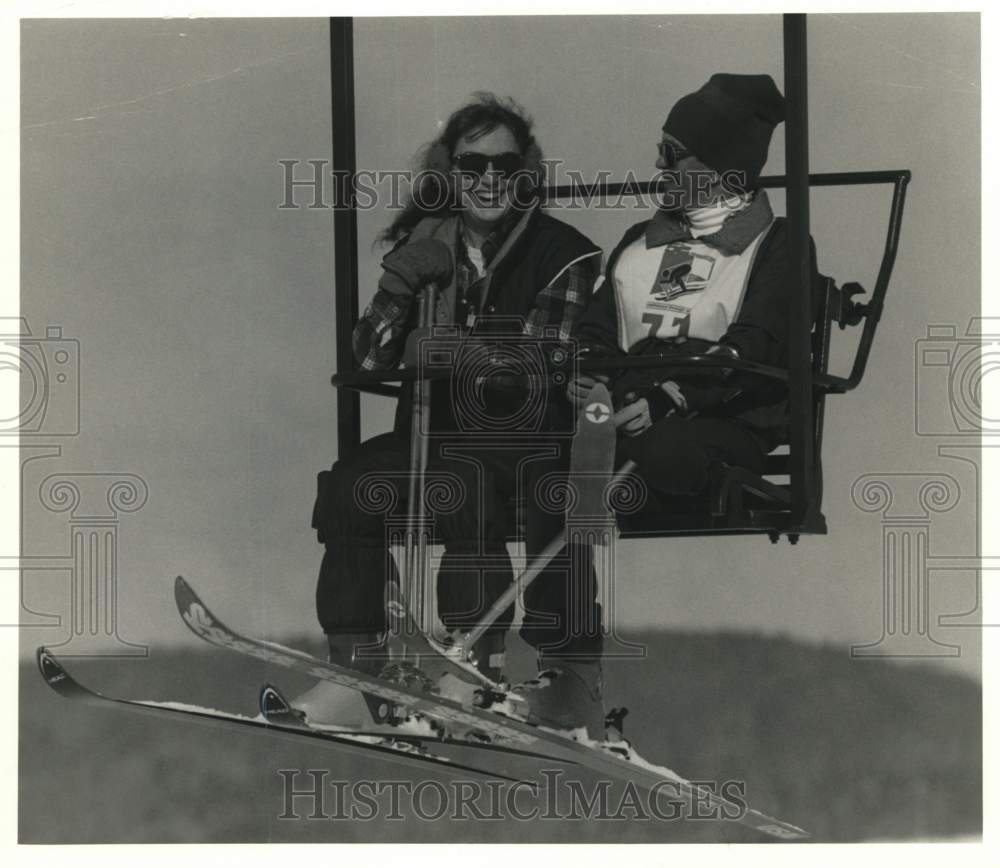 1987 Press Photo Marisa Newhouse &amp; Frank Stowell Ride Ski Lift at Greek Peak- Historic Images