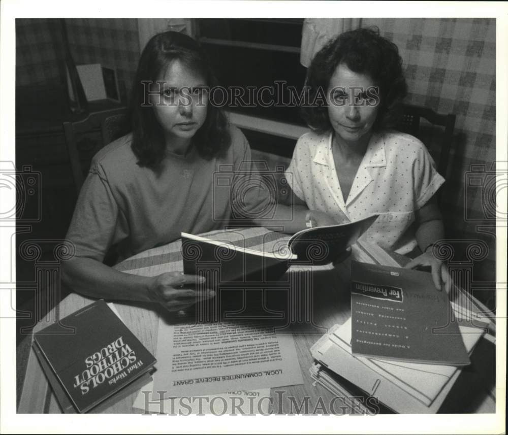 1991 Press Photo Debbie Williams, Larrian Johnston with Anti-Drug Literature- Historic Images