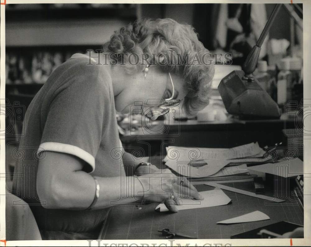 1985 Press Photo Hilda Bisgrove Cuts Models at Dunn &amp; McCarthy Shoe Factory- Historic Images