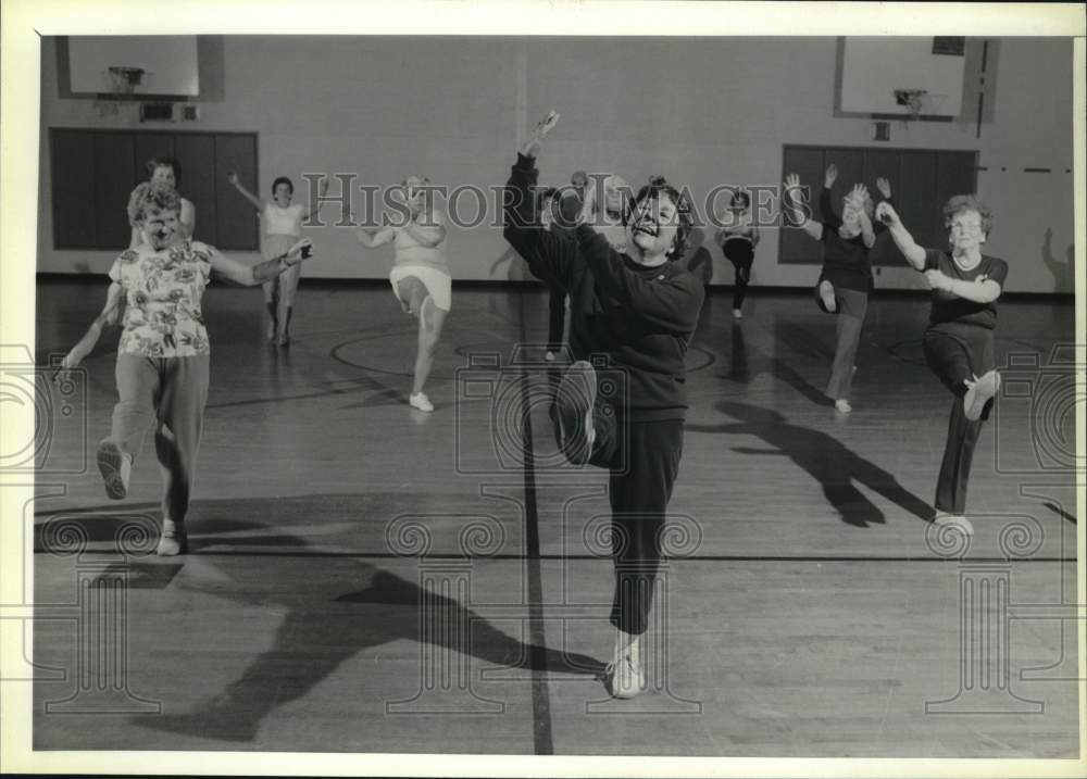 1988 Press Photo Syracuse-Senior Citizens doing aerobics at the Boy&#39;s Club- Historic Images