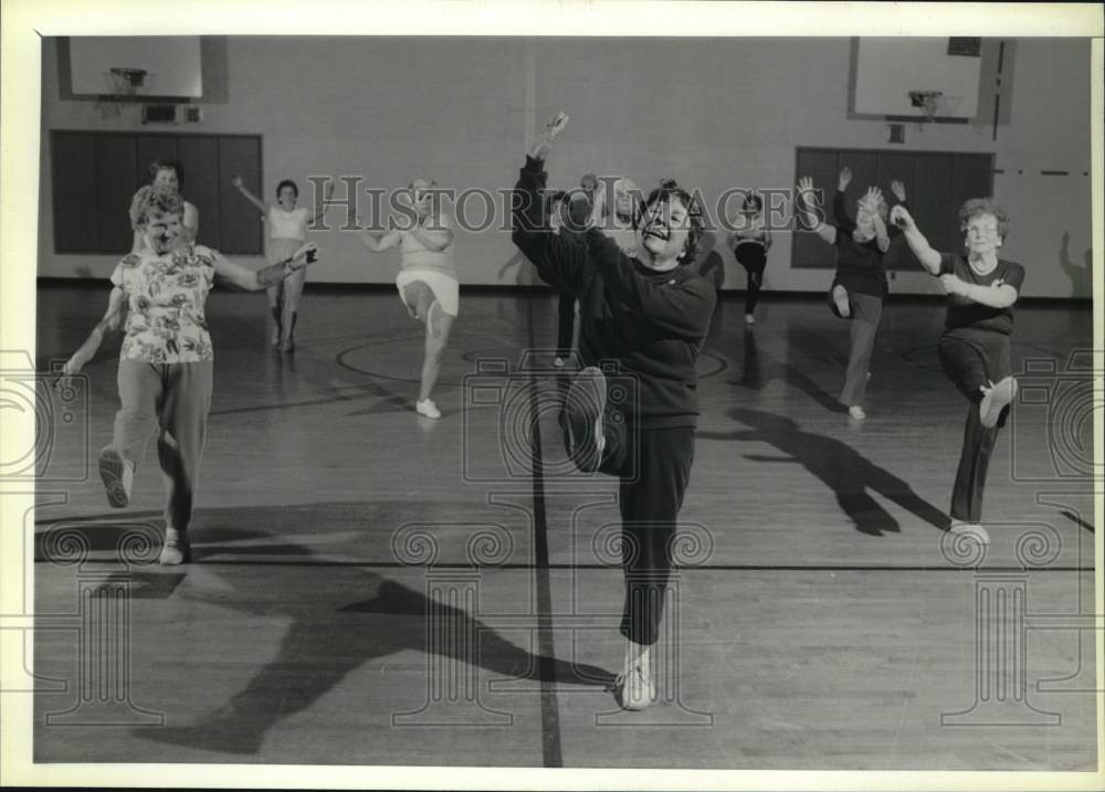 1988 Press Photo Syracuse-Senior Citizens doing aerobics at the Boy's Club- Historic Images