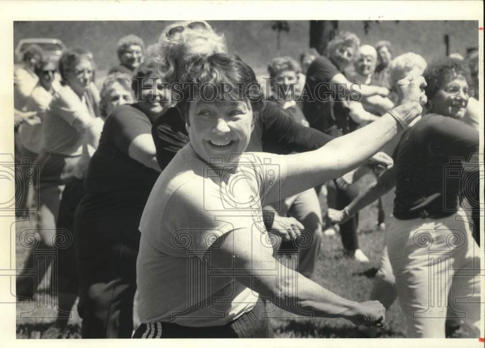 1985 Press Photo New York-YMCA instructor conducts senior citizen exercise class- Historic Images