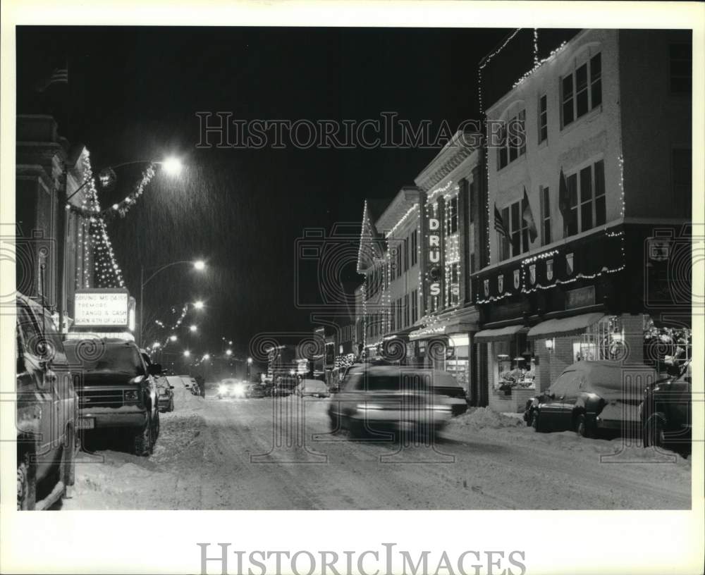 1990 Press Photo Evening on Main Street in Lake Placid, New York - sya68422- Historic Images