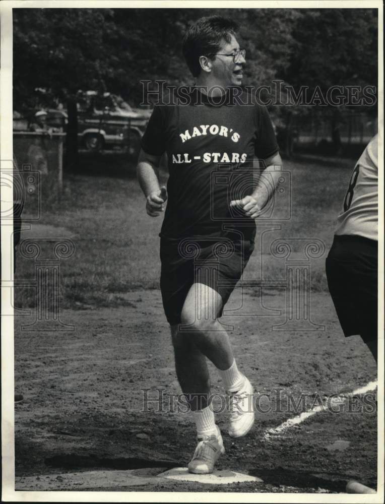 1986 Press Photo David Michael, scoring Baseball Run for Mayor&#39;s All Stars- Historic Images