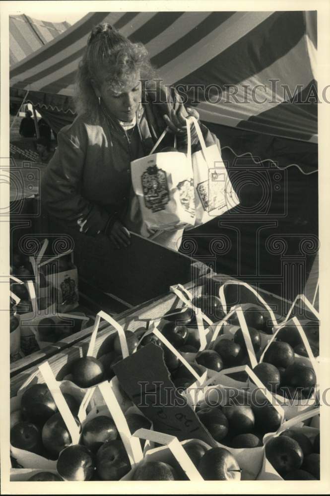 1988 Press Photo Autumn Groth with Apples, Lafayette Apple Festival in New York- Historic Images