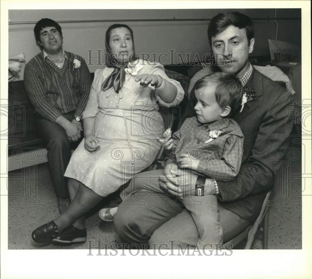 1989 Press Photo Members of the Osaskolo Family, Refugees in New York- Historic Images