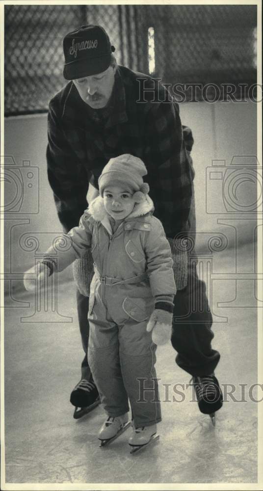 1988 Press Photo Cliff Knickerbocker helps daughter ice skate at Sunnycrest Park- Historic Images