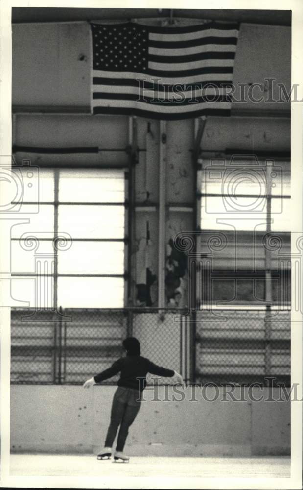 1987 Press Photo Skater Anna DeVito does spins at Sunnycrest Park Rink, New York- Historic Images