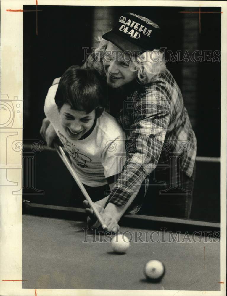 1985 Press Photo Sanford and Tom Lawton Playing Pool - sya69450- Historic Images