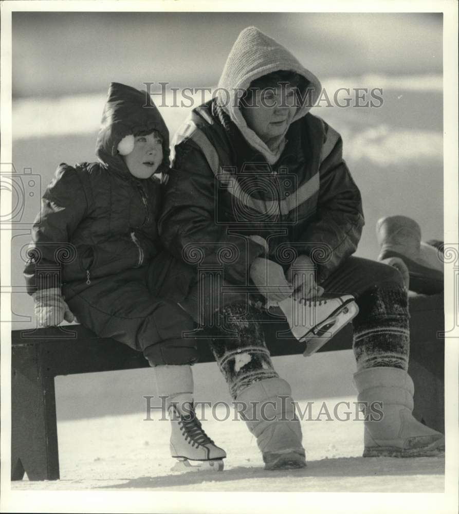 1987 Press Photo Ann Hoverstad and Daughter Ice Skating at Swan Pond in Manlius- Historic Images