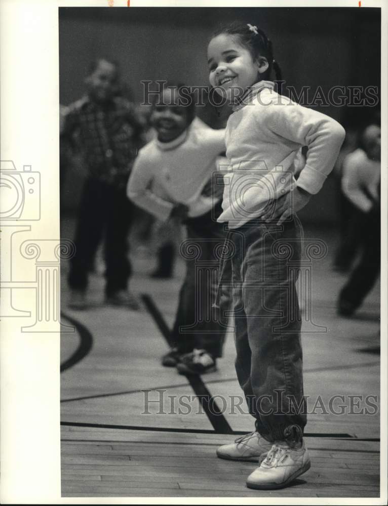 1985 Press Photo Javona Thornton doing &quot;Simon Says&quot;, Gym Class, Dr. King School- Historic Images