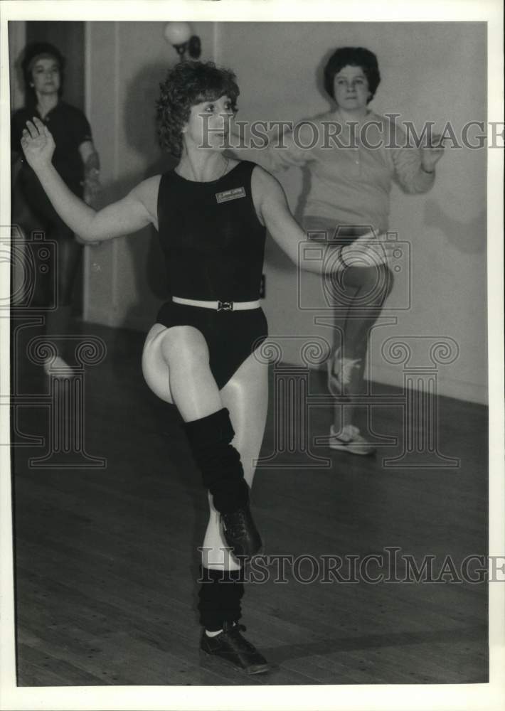 1986 Press Photo Bonnie Laxton, Aerobics program instructor for YWCA in Class- Historic Images