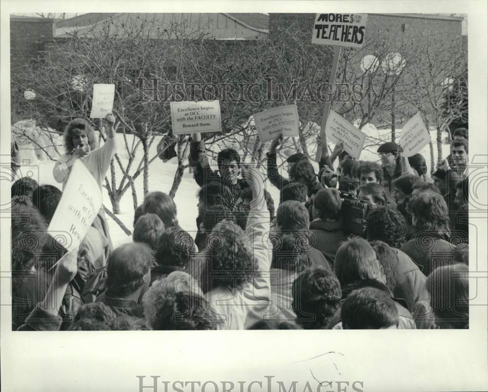 1987 Press Photo OCC Students Protesting in New York - sya70108- Historic Images