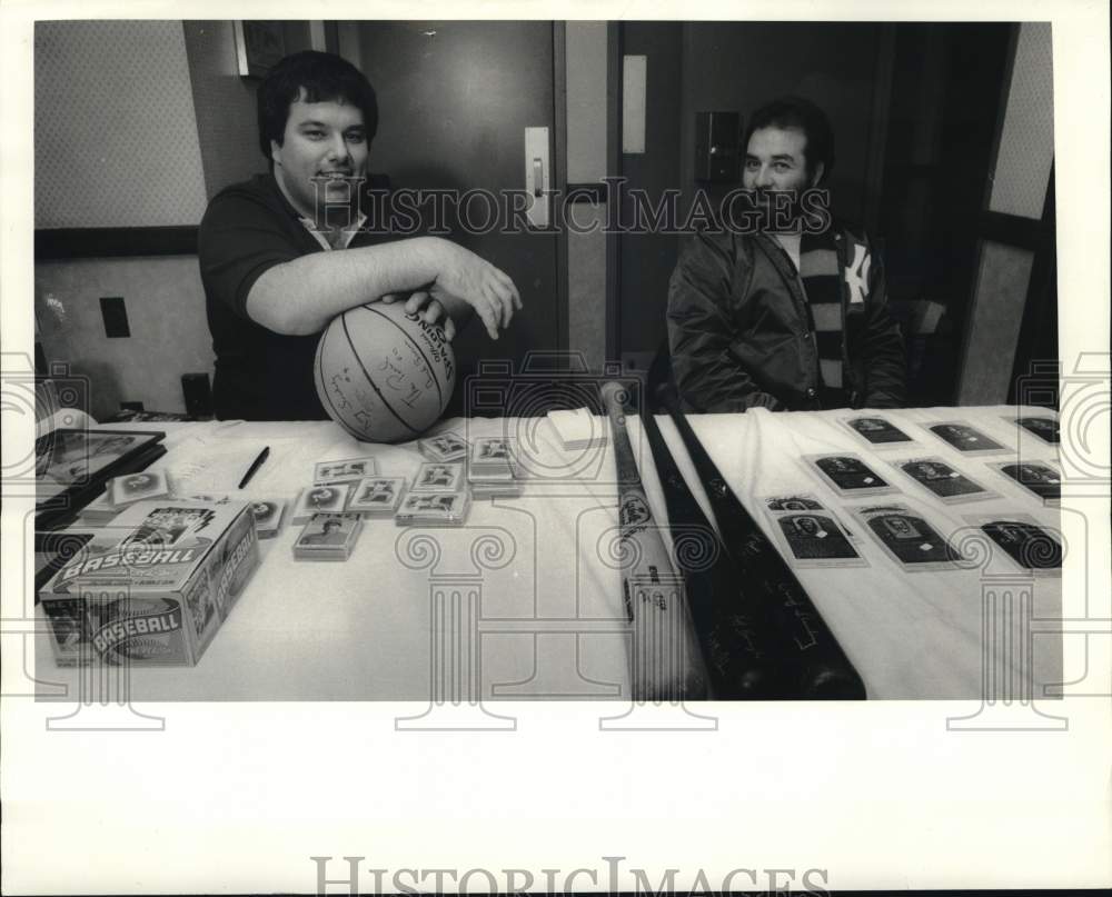 1986 Press Photo Peter Morkovin, Baseball Card Show Promoter & friend Dave Sears- Historic Images