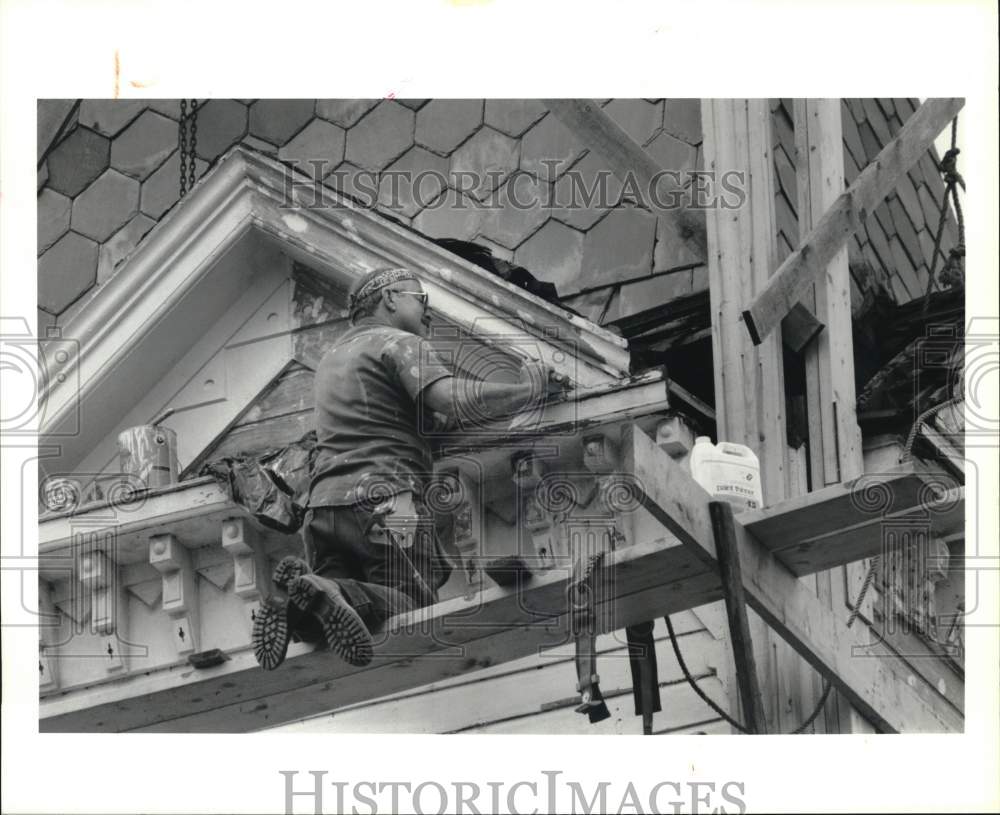 1991 Press Photo Marathon-Fred Palmer repairing the Presbyterian Church steeple- Historic Images