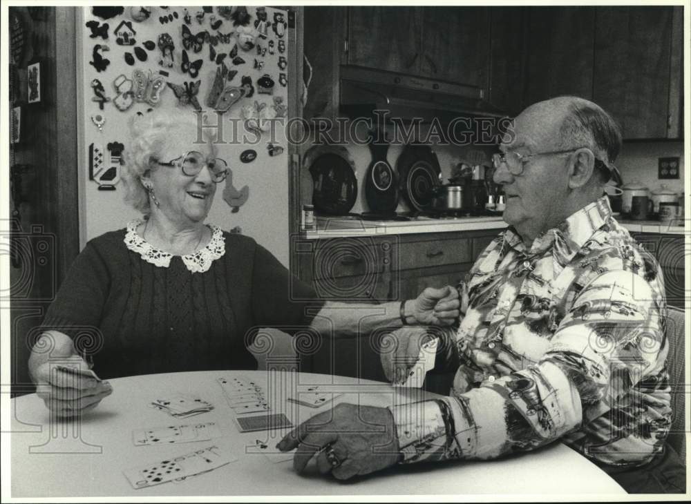 1989 Press Photo Alice and Charles Komrowski play Kings in the Corners Card Game- Historic Images