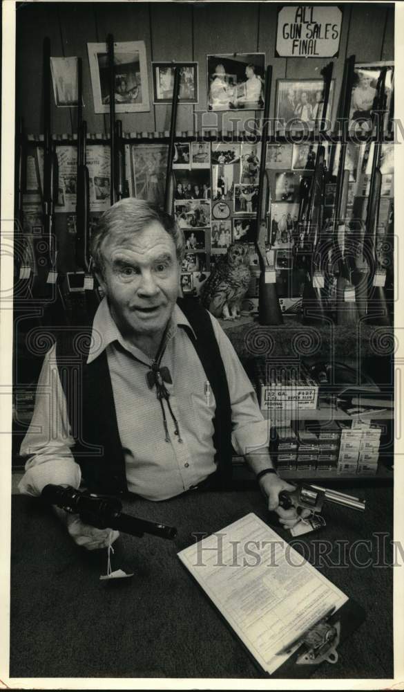 1984 Press Photo Reliable Sport & Loan Owner Red Erwin Poses with Firearms- Historic Images