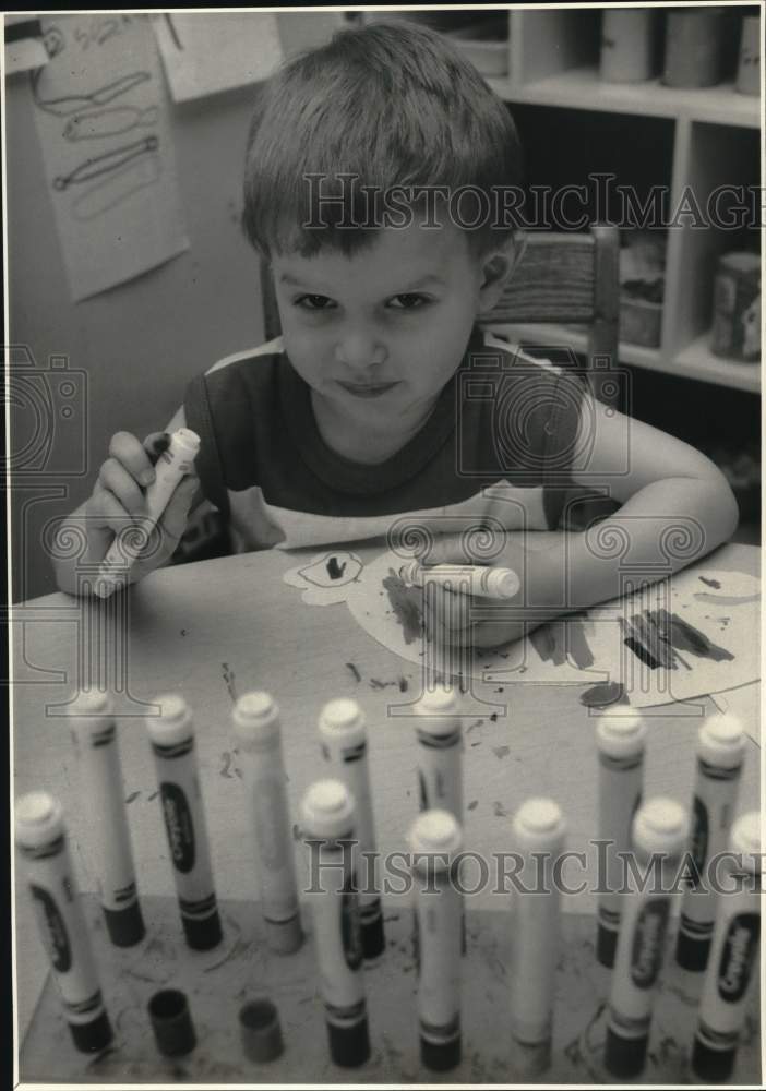 1988 Press Photo Jay Finkenstadt Draws at Syracuse University Daycare Center- Historic Images