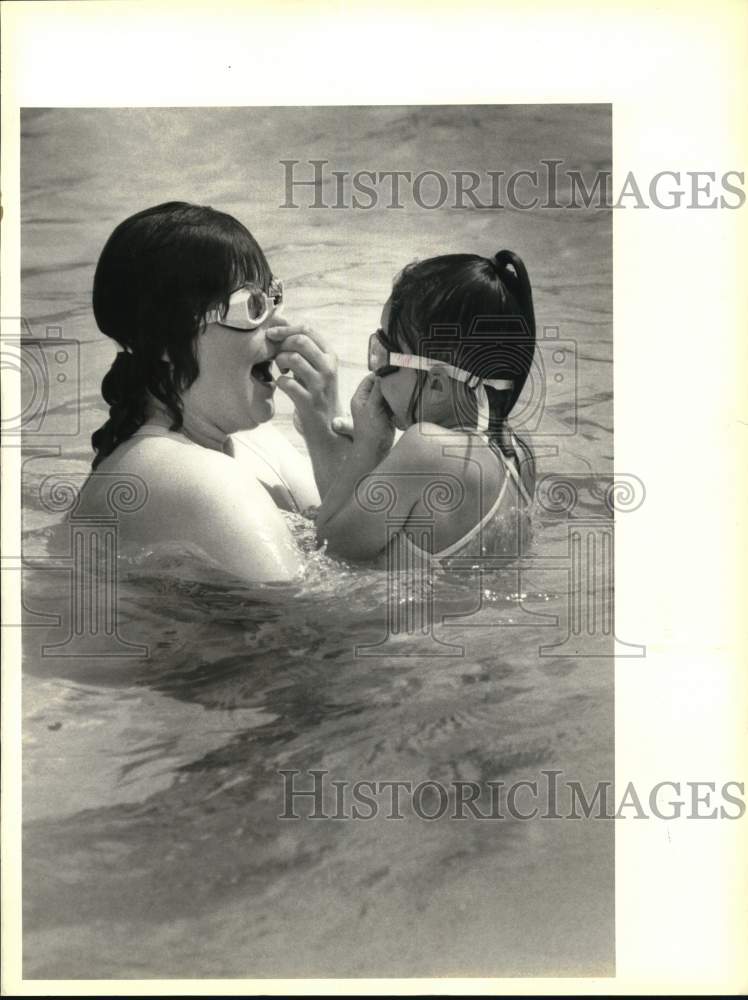 Press Photo Shannon Ker &amp; Amy Holmes Swim at Casey Park in Auburn - sya70873- Historic Images