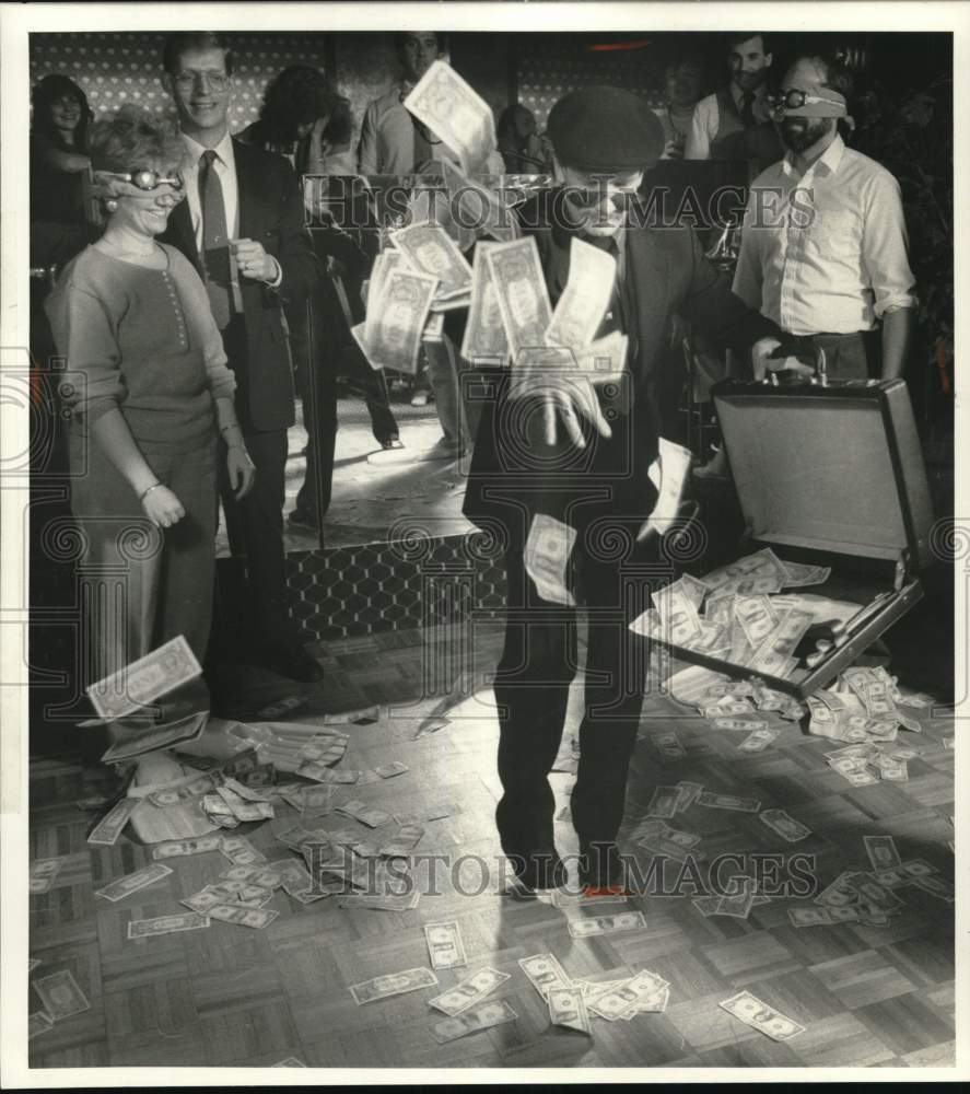 1987 Press Photo Group Plays Diving for Dollars at Holiday Inn - sya70890- Historic Images