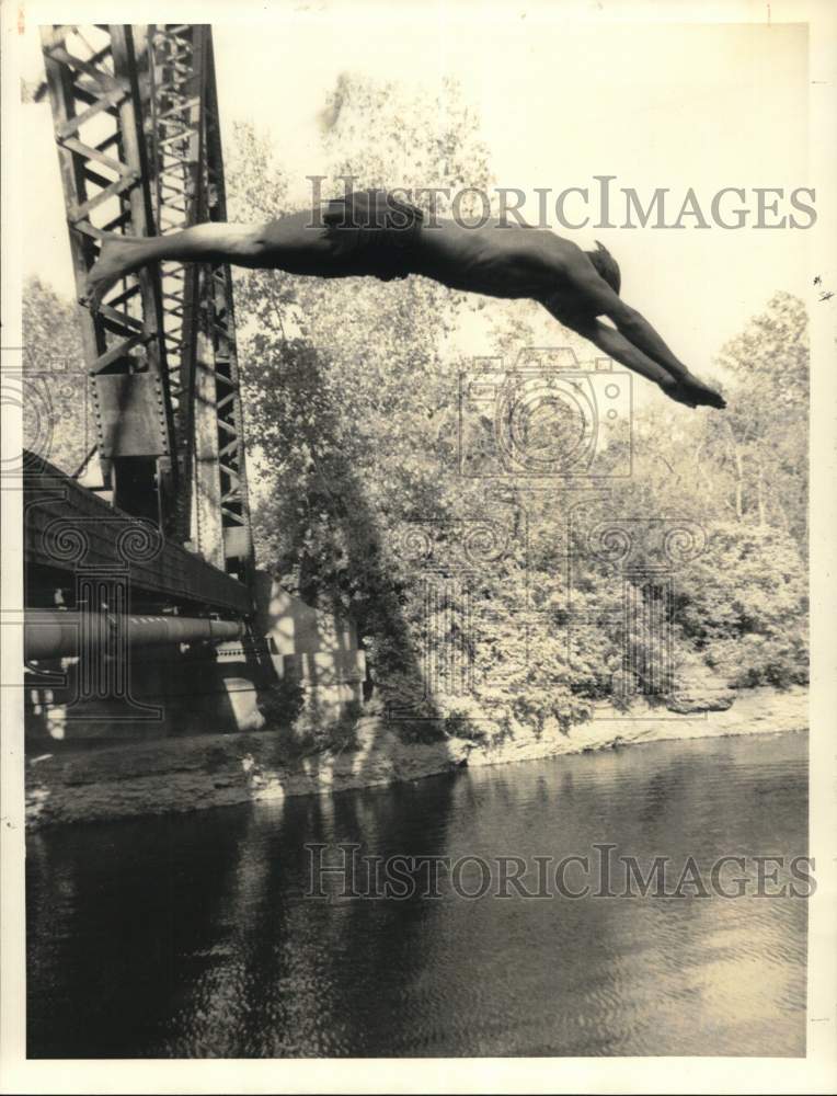 1985 Press Photo Man Dives from Bridge - sya70928- Historic Images