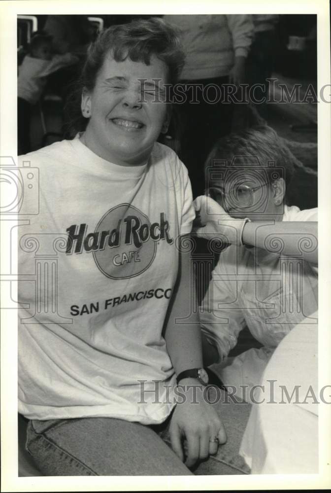 1990 Press Photo Onondaga County Nurse Wendy Czajak Gives Amy Aylesworth Shot- Historic Images