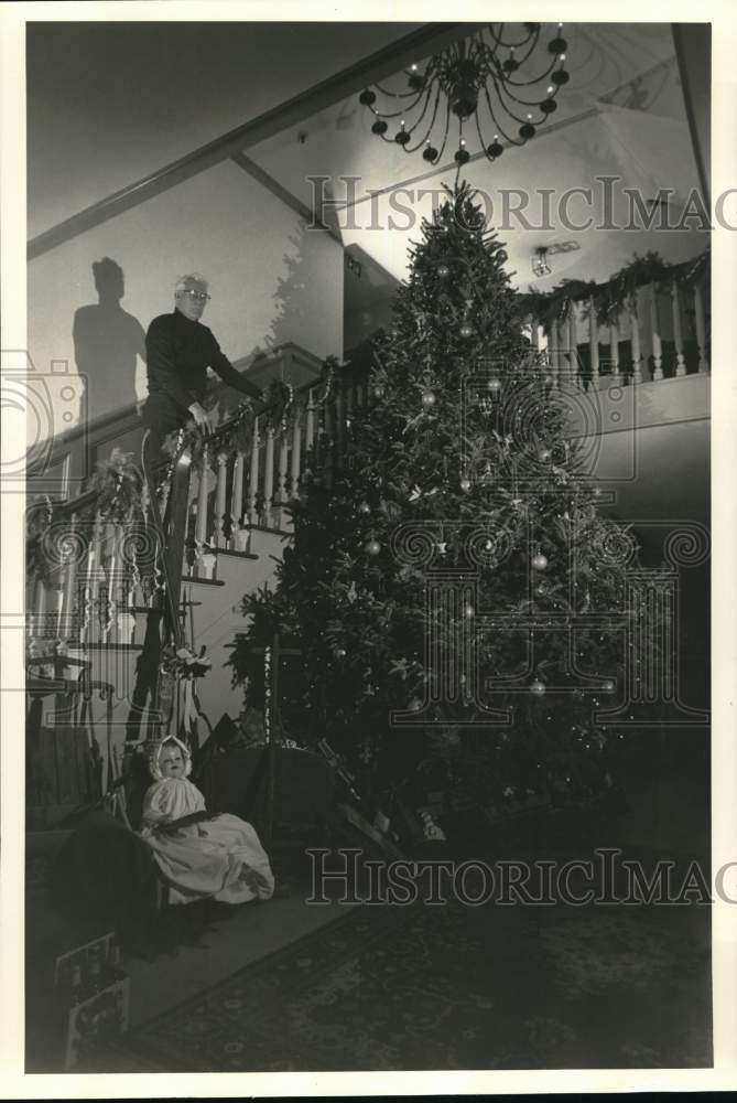 1986 Press Photo Wilfred Clay Looks at Sherwood Decorated for Christmas- Historic Images