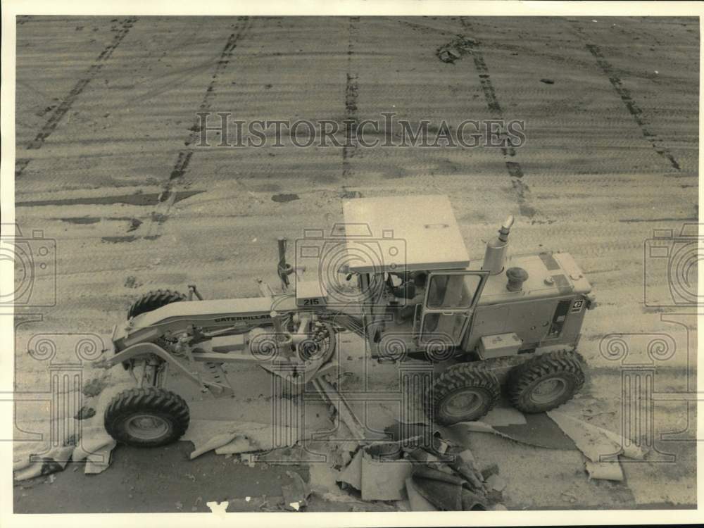 1985 Press Photo Syracuse University Coyne Field having old Astro turf removed- Historic Images