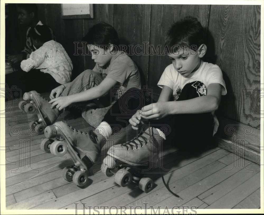 1989 Press Photo Edward Smith Elementary School Students Roller Skating Event- Historic Images