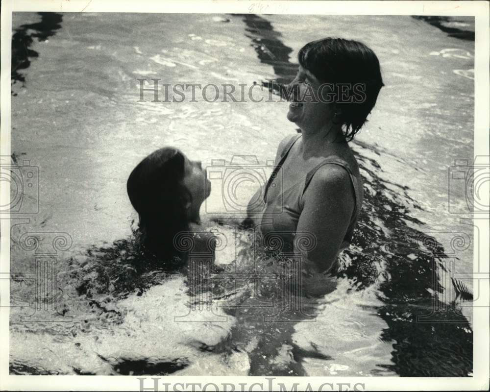 1987 Press Photo Marian and Beth Glauber of DeWitt, New York Swimming in Pool- Historic Images