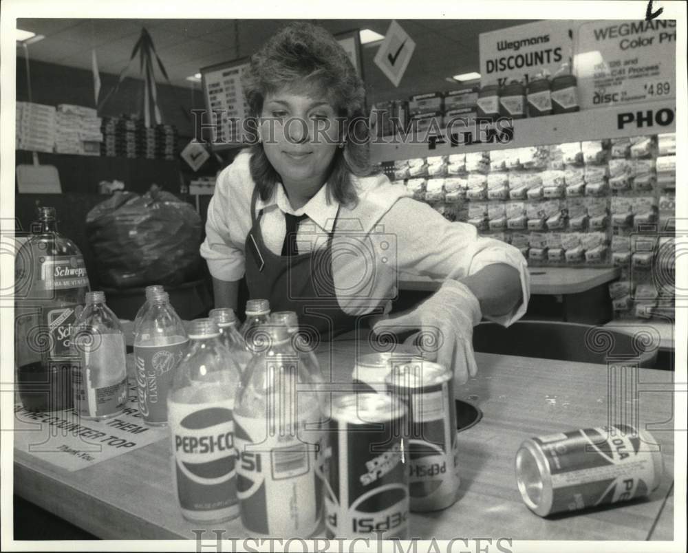 1987 Press Photo Sue Rotunno Sorts Out Cans, Bottles at Wegmans in Syracuse- Historic Images