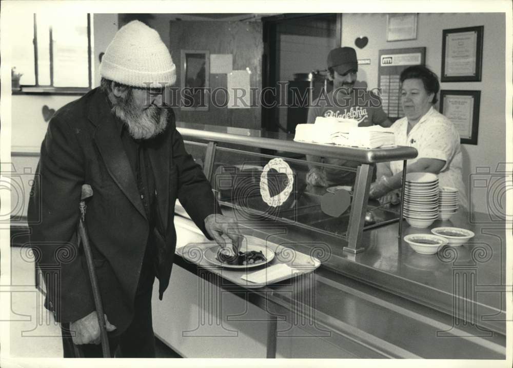 1988 Press Photo Chester Batuik gets lunch at Rescue Mission, New York- Historic Images