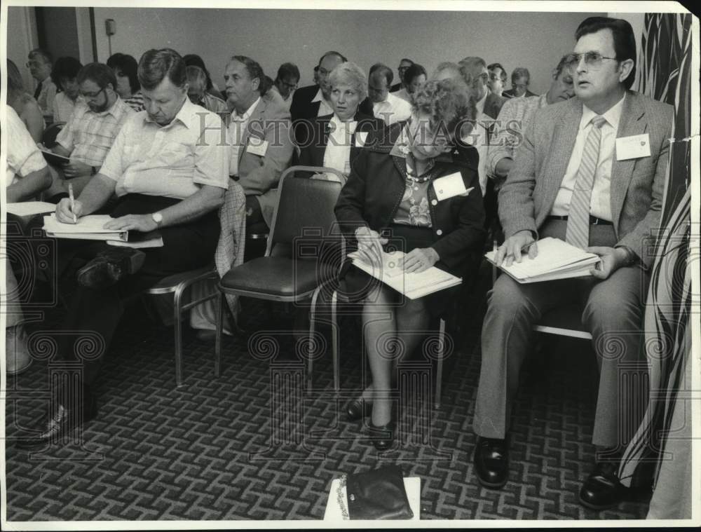 1987 Press Photo Rescue Mission Representatives listen to Michael Krippel- Historic Images