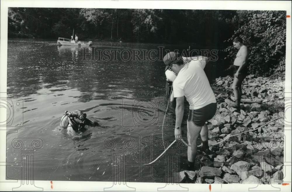 1990 Press Photo Trooper John Dougherty Diving with Trooper Mike Scheibel- Historic Images