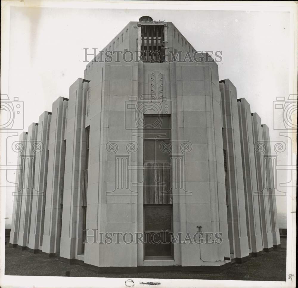 1963 Press Photo Frontal view of sounding bars on top of the Chimes Building.- Historic Images