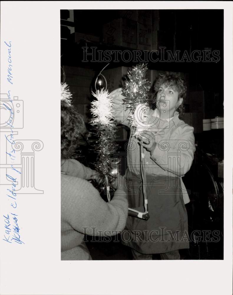 Press Photo Karol Eldred puts garland on Menorah for Hanukkah - sya72283