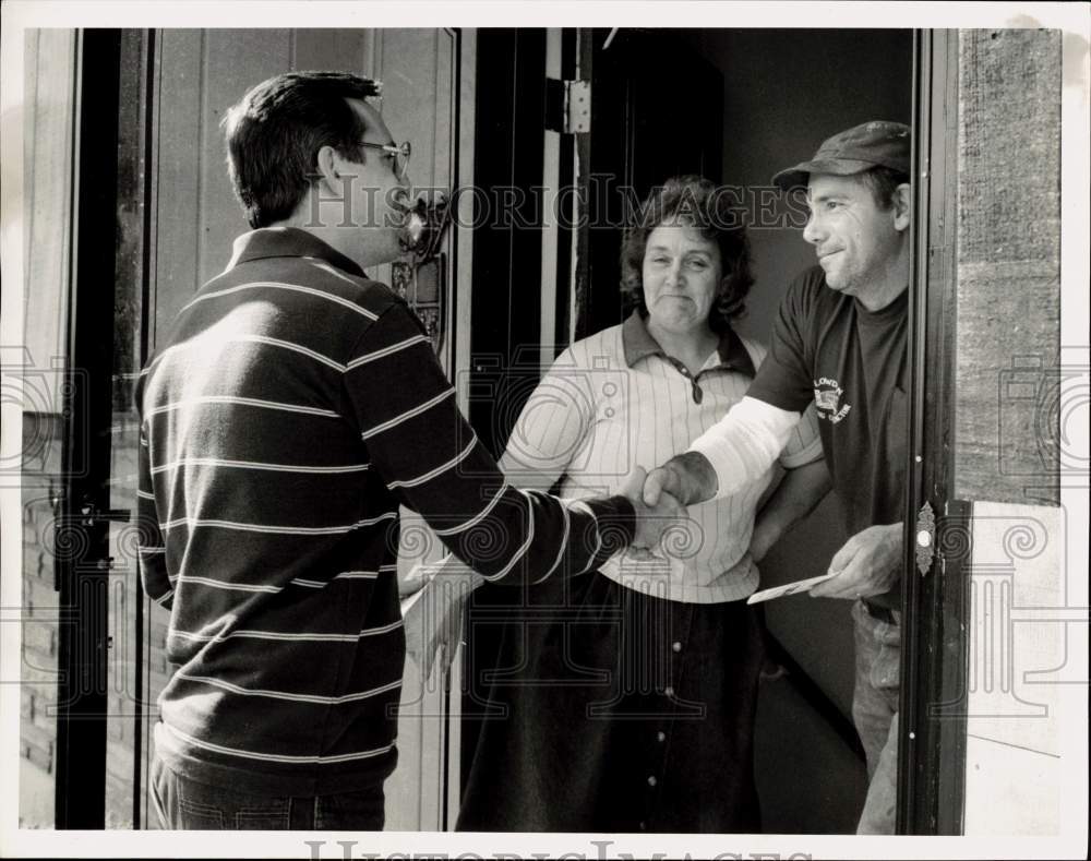 1986 Press Photo Dennis Burns, shakes hands with Bill &amp; Beth Lasher, Syracuse- Historic Images