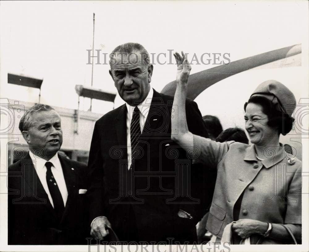 1964 Press Photo President Lyndon B. Johnson and First Lady at Hancock airport.- Historic Images