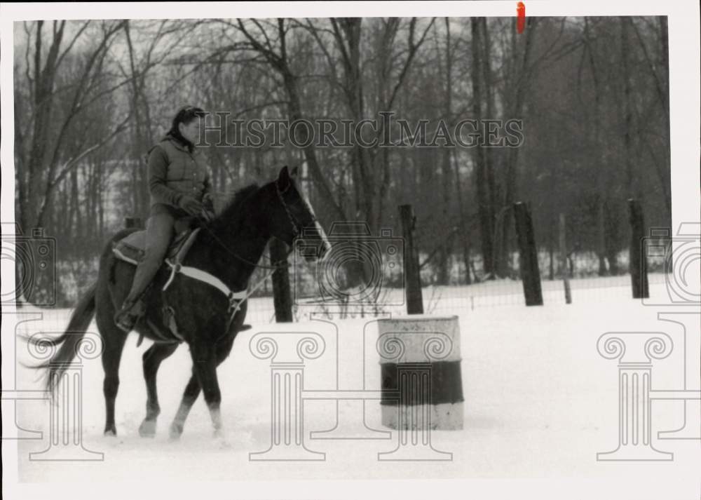 1987 Press Photo Skeet Barrett practices riding her horse around barrels- Historic Images