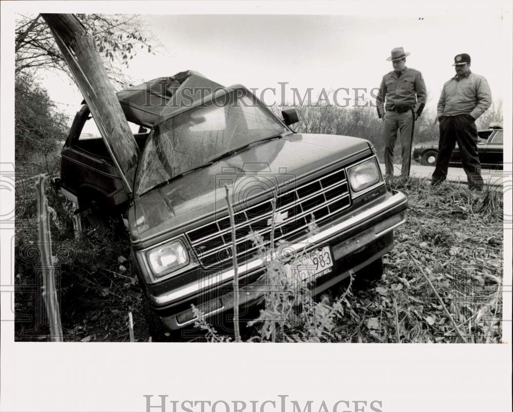 1991 Press Photo Lysander-Paul Obine & trooper M.J. Eberl at accident scene- Historic Images