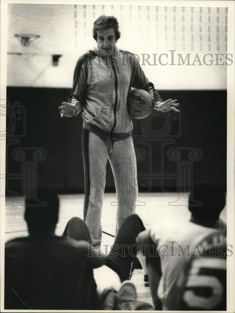 1982 Press Photo ADolph Schayes Coaches Basketball at Hillbrook Center- Historic Images