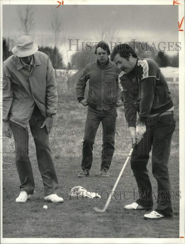 1987 Press Photo Mike McGraw with Golfers at Cicero Golf Center Lesson- Historic Images